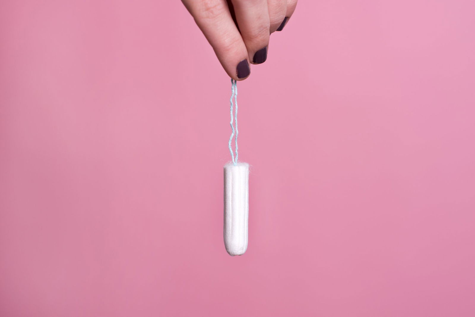 Womans-hand-holding-a-clean-cotton-tampon-627778624_2123x1417.jpeg