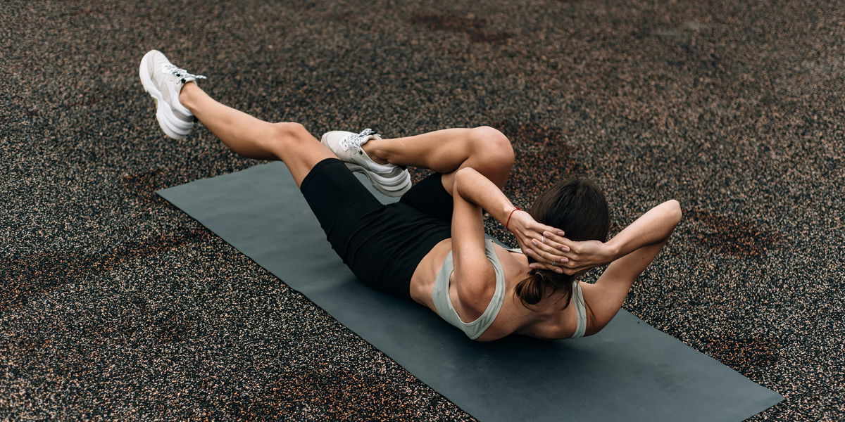 spor yapan kadın fitness mekik egzersiz