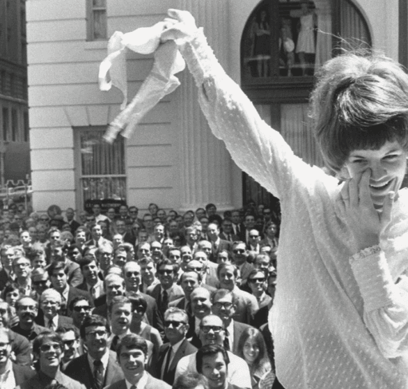 1968'de Amerika'daki feministler sütyenleri çöpe attı.