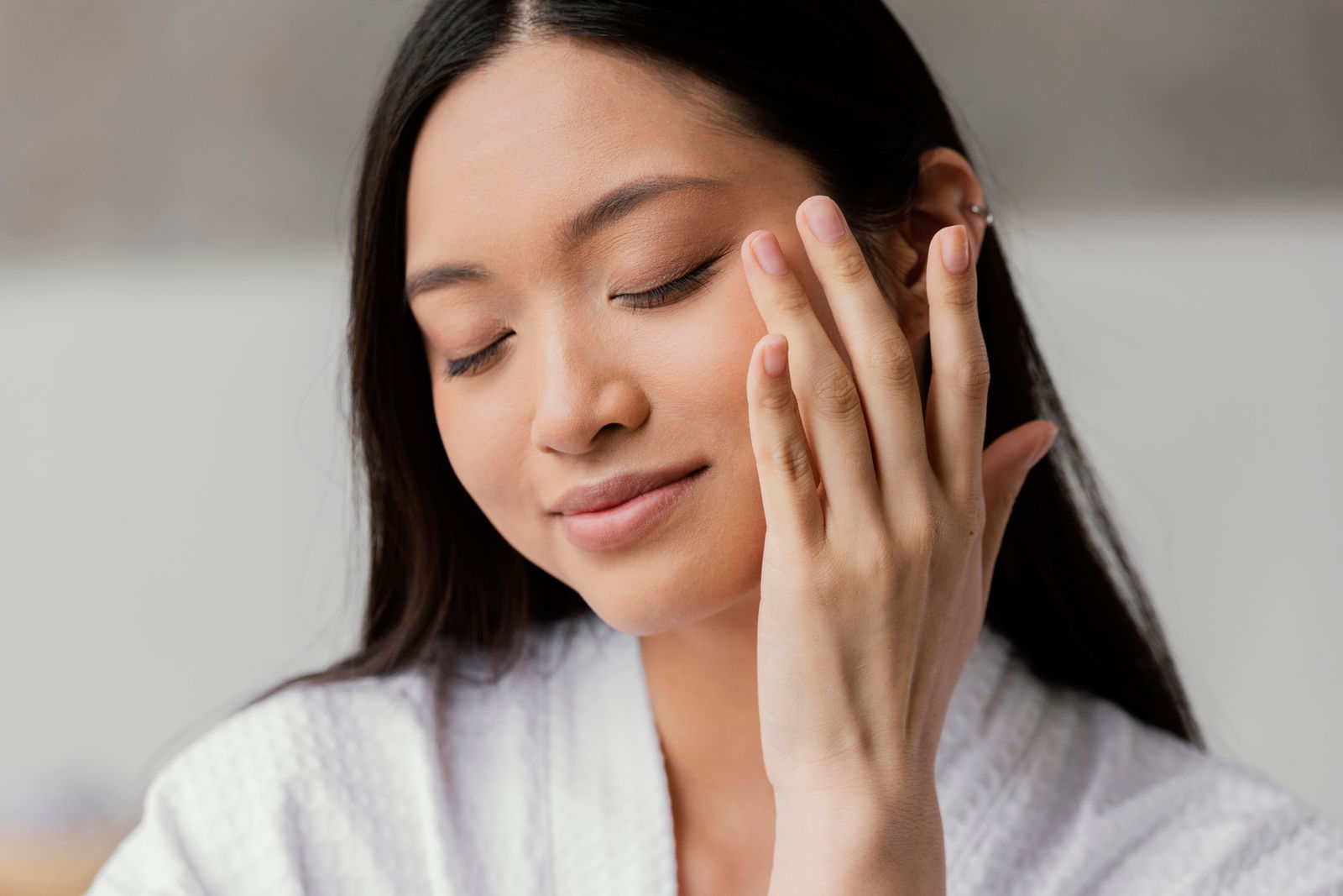 young-woman-doing-beauty-treatment.jpg